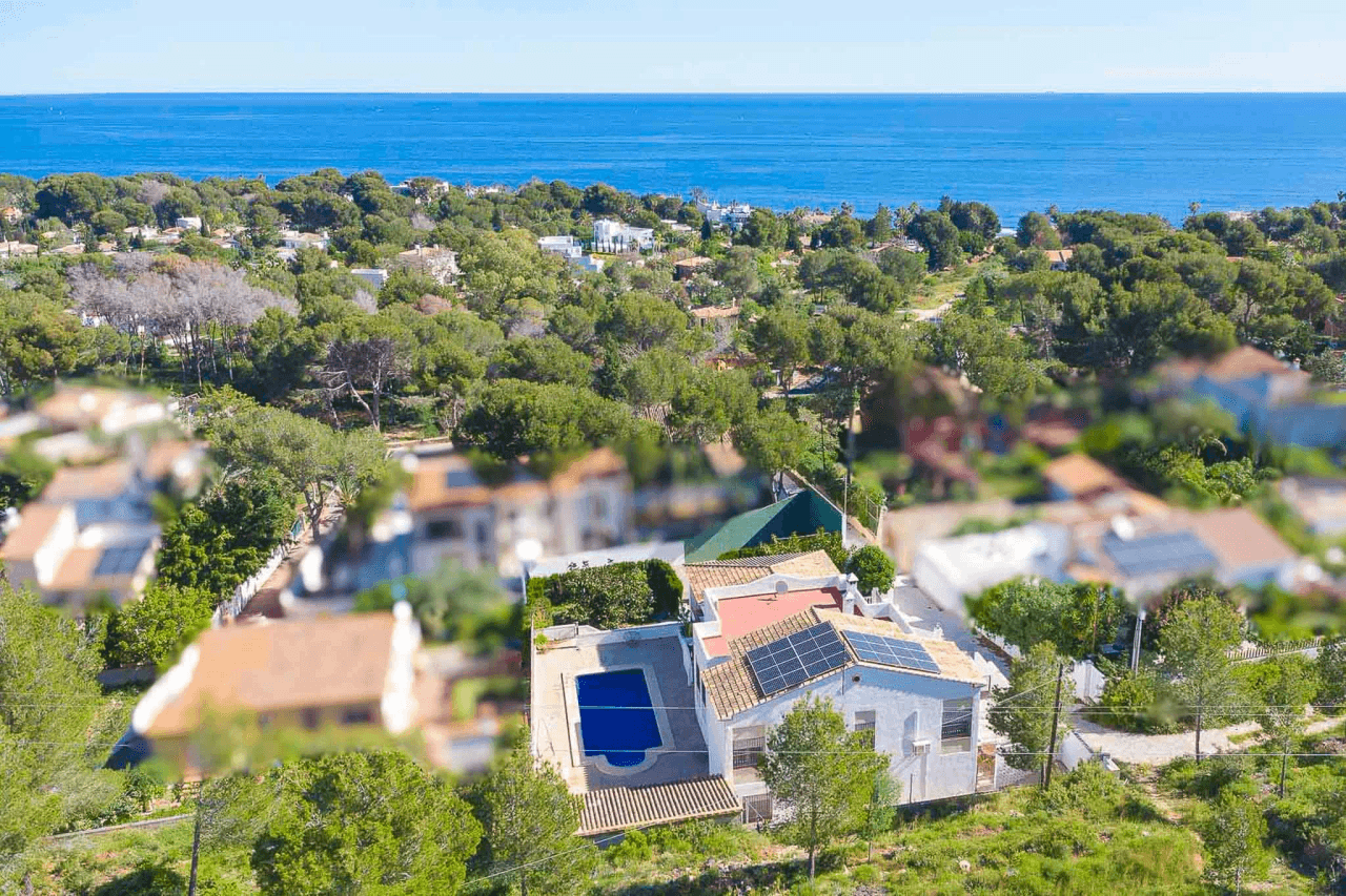 8176DEN Villa con vistas parciales al mar en venta en Las Rotas, Denia.