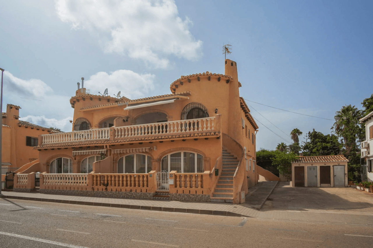 8289DEN Piso bajo a la venta en Denia, muy cerca al centro, Las Rotas y puerto deportivo.